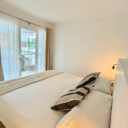 Beachside - 1 Min Walk To Apartment